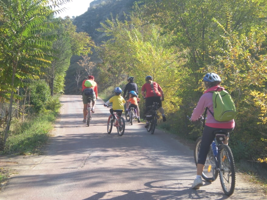 Familia disfrutando del turismo en bicicleta