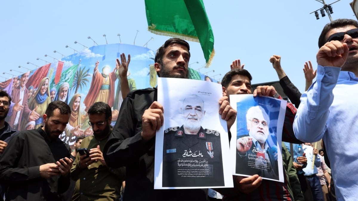 Iraníes protestan por la muerte del líder de la Guardia Revolucionaria y científicos nucleares, en Teherán
