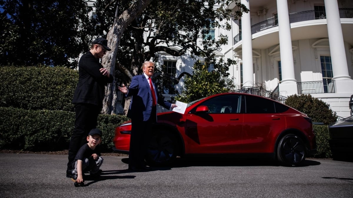 Musk y Trump en la Casa Blanca el pasado mes de marzo, cuando el presidente 'compró' el Tesla rojo que ahora se plantea vender.