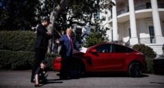Se vende Tesla S rojo kilómetro cero, razón: la Casa Blanca