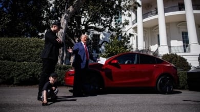 Se vende Tesla S rojo kilómetro cero, razón: la Casa Blanca