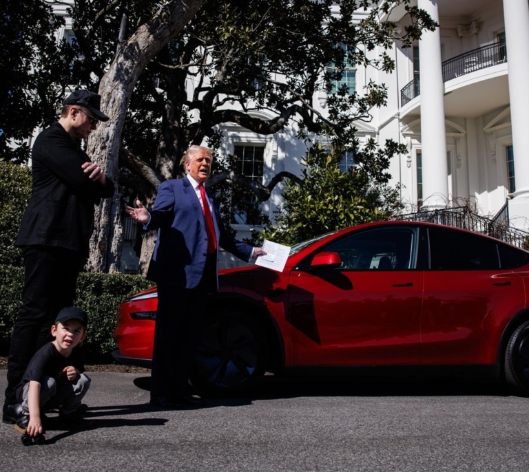 Se vende Tesla S rojo kilómetro cero, razón: la Casa Blanca