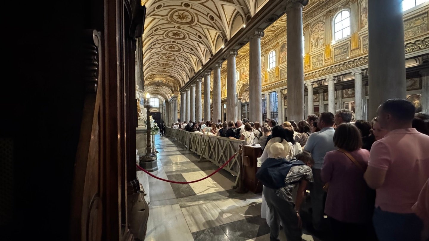 Los 18 pasos que separan la tumba del Papa Francisco de la del Príncipe Negro
