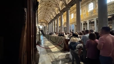 Los 18 pasos que separan la tumba del Papa Francisco de la del Príncipe Negro