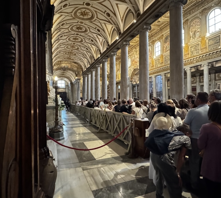 Los 18 pasos que separan la tumba del Papa Francisco de la del Príncipe Negro