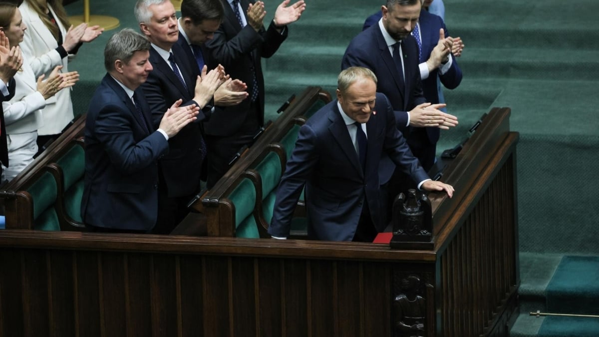El primer ministro, Donald Tusk, recibe el aplauso de los ministros de su gobierno tras el discurso en el Sejm