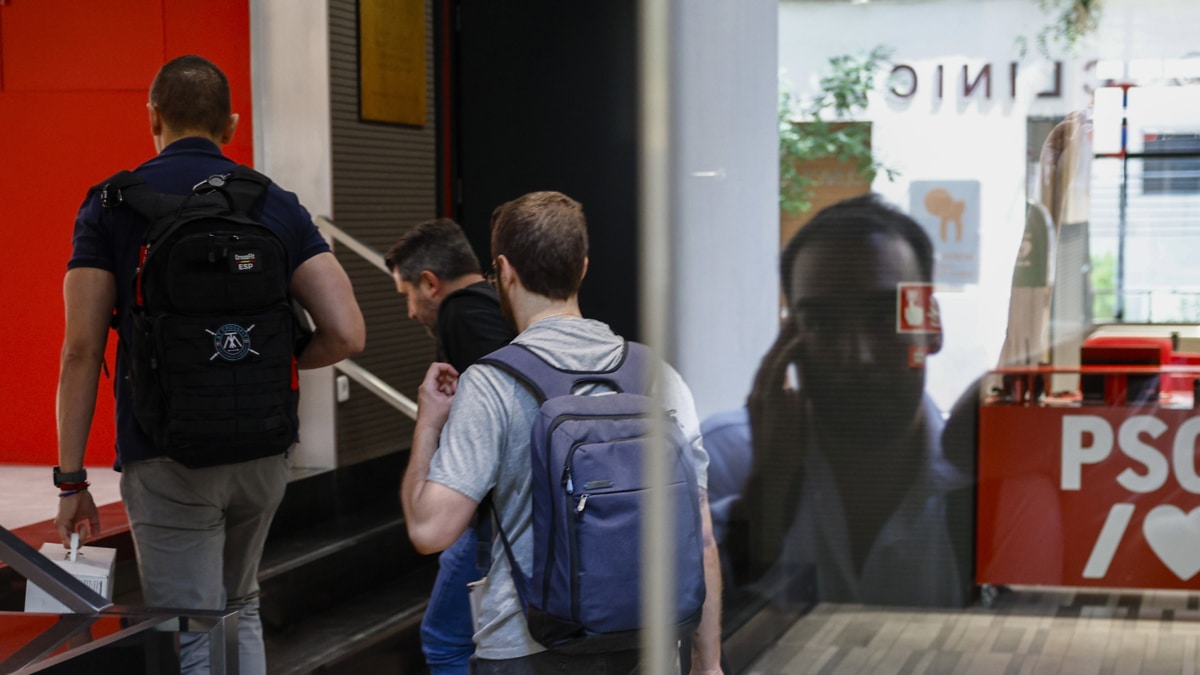 La Unidad Central Operativa (UCO) de la Guardia Civil accediendo en junio del año pasado a la sede del PSOE, en la calle Ferraz
