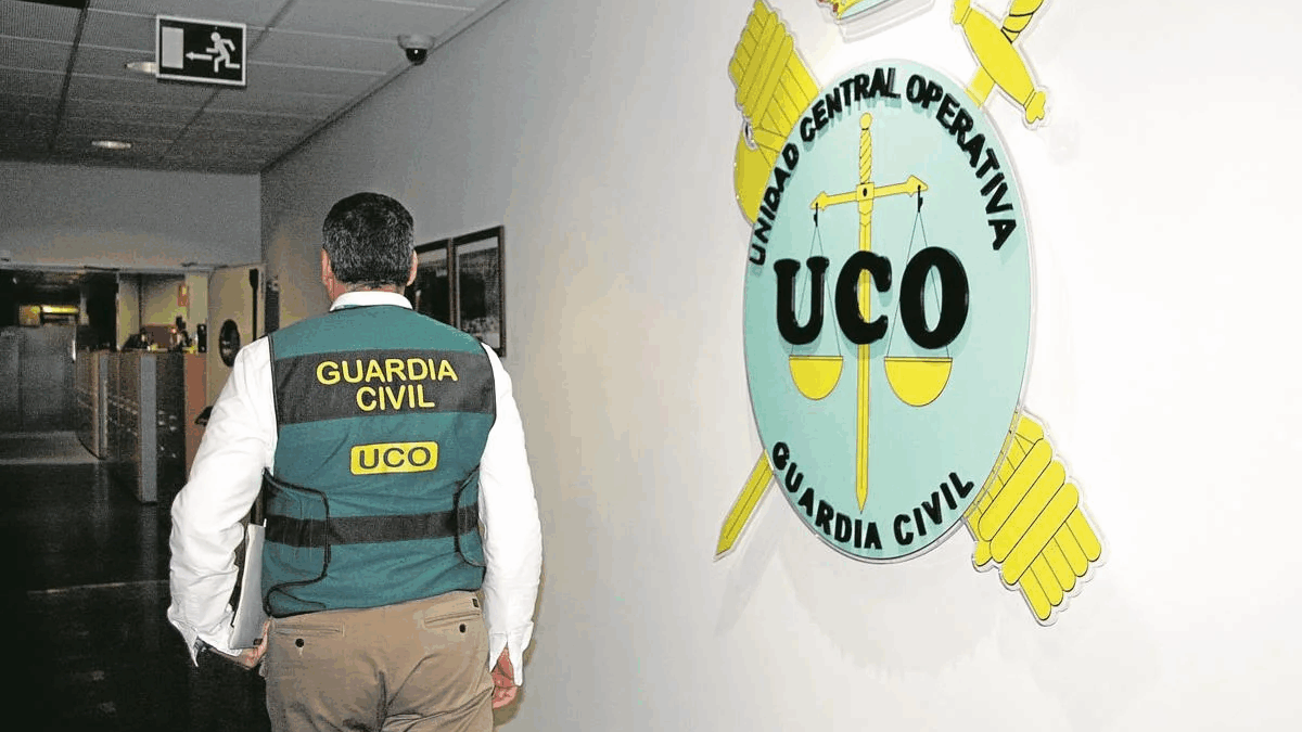 Imagen de un agente de la UCO en sus instalaciones