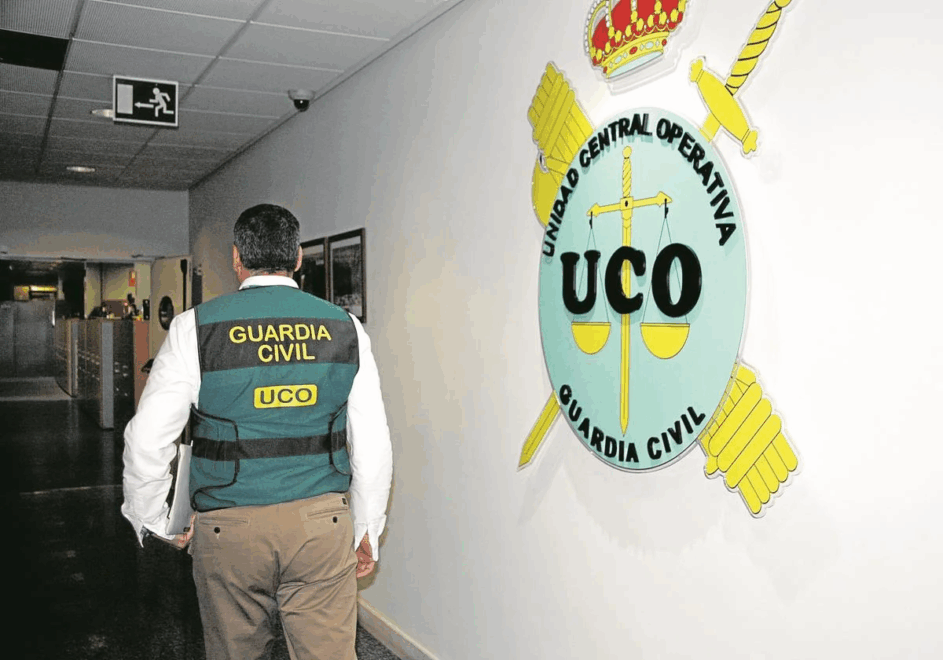 Imagen de un agente de la UCO en sus instalaciones
