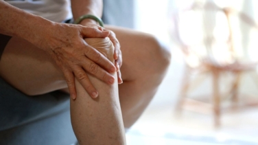 La vitamina que recomiendan los expertos para prevenir problemas en los huesos y articulaciones