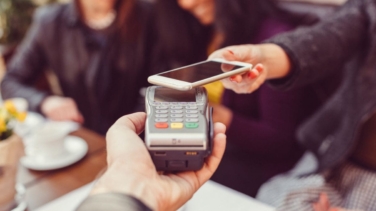 ¿El fin de Bizum? Los pagos que ya es posible hacer desde WhatsApp