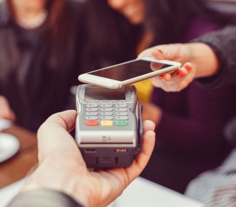 ¿El fin de Bizum? Los pagos que ya es posible hacer desde WhatsApp