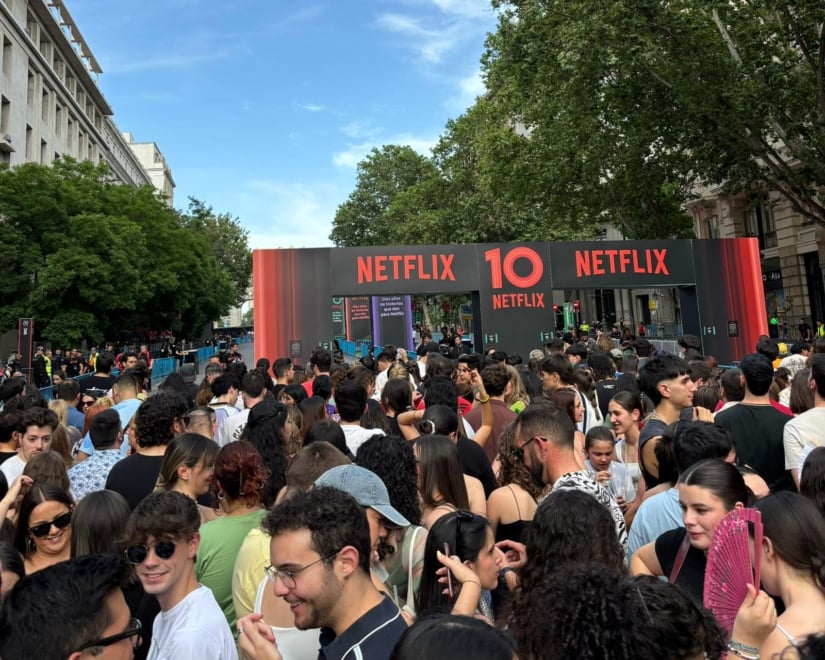 Gente esperando a entrar en la macrofiesta de Netflix, que tenía un aforo limitado de 5.000 personas