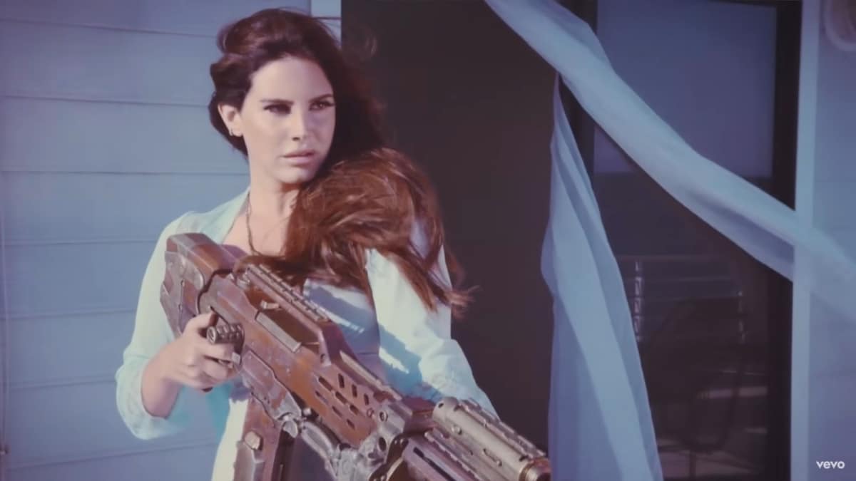 Lana del Rey en el videoclip de 'High By The Beach'