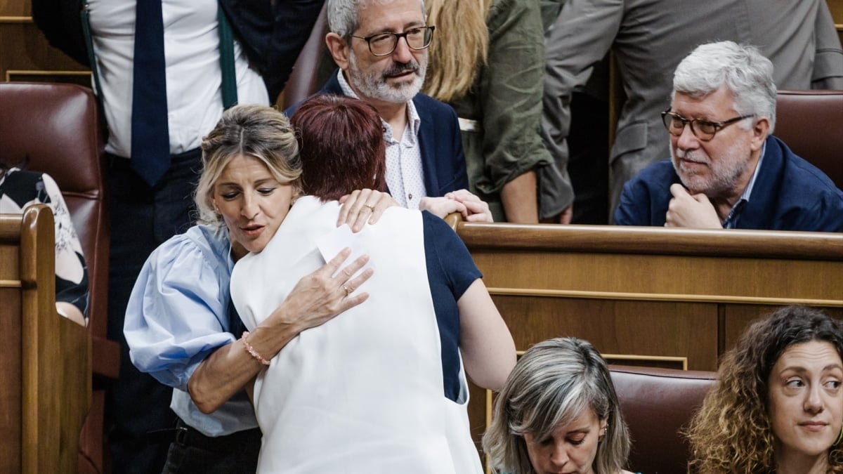 La vicepresidenta segunda del Gobierno, Yolanda Díaz, abraza a la portavoz de Compromís, Àgueda Micó, este jueves en el Congreso