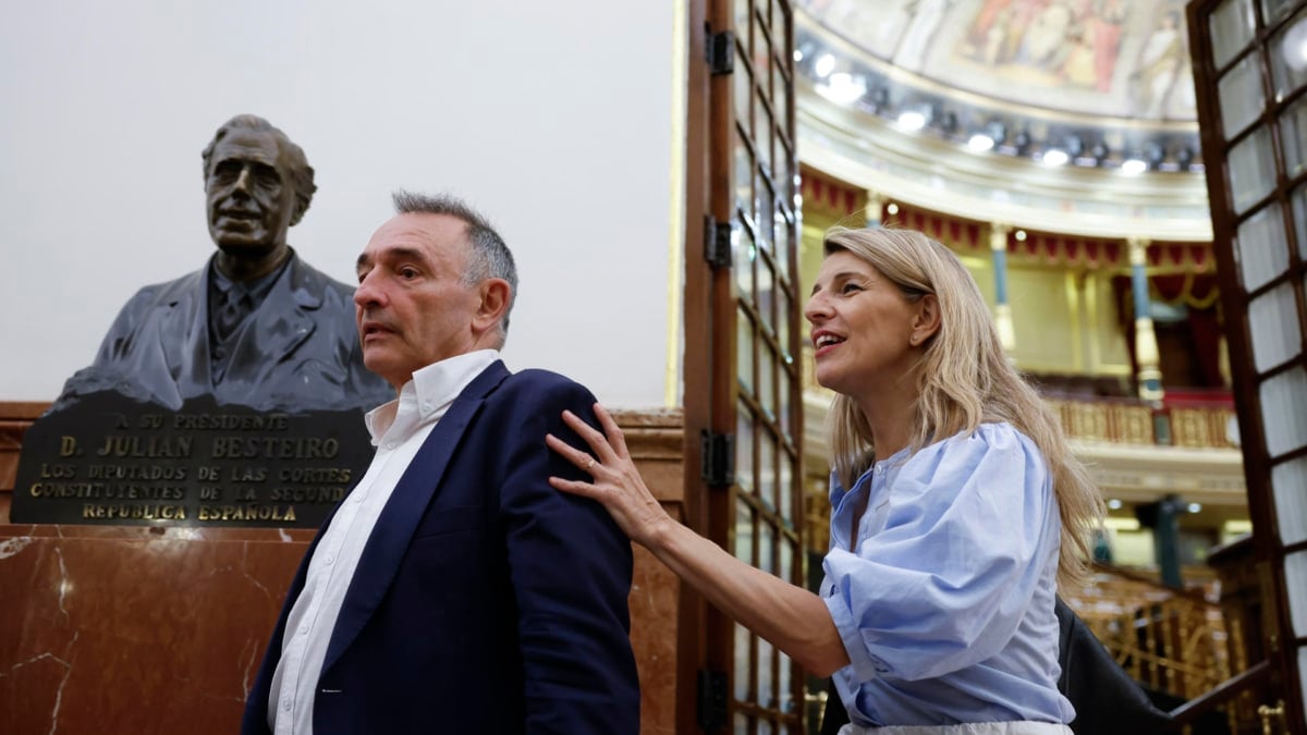 La vicepresidenta segunda del Gobierno, Yolanda Díaz, y el portavoz de IU en el Congreso de los Diputados, Enrique Santiago, este jueves en el hemiciclo