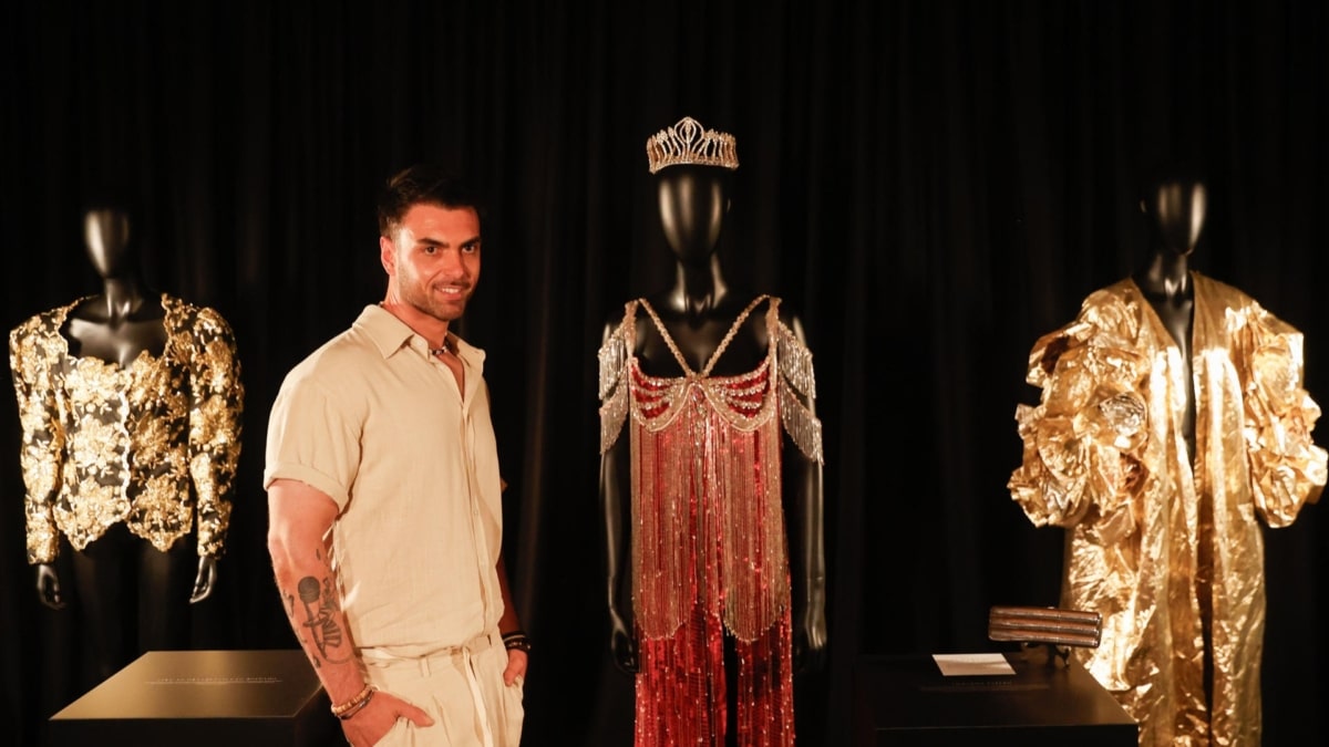 Zeus Tous, hijo de Sara Montiel, posa con algunos de los vestidos de su madre expuestos desde este jueves en la Academia de Cine.
