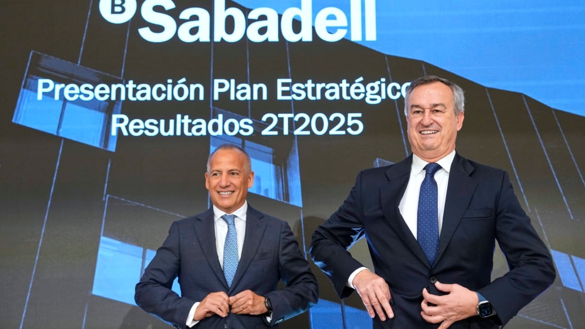 El consejero delegado del Sabadell, César González-Bueno (d), y el director financiero, Sergio Palavecino.
