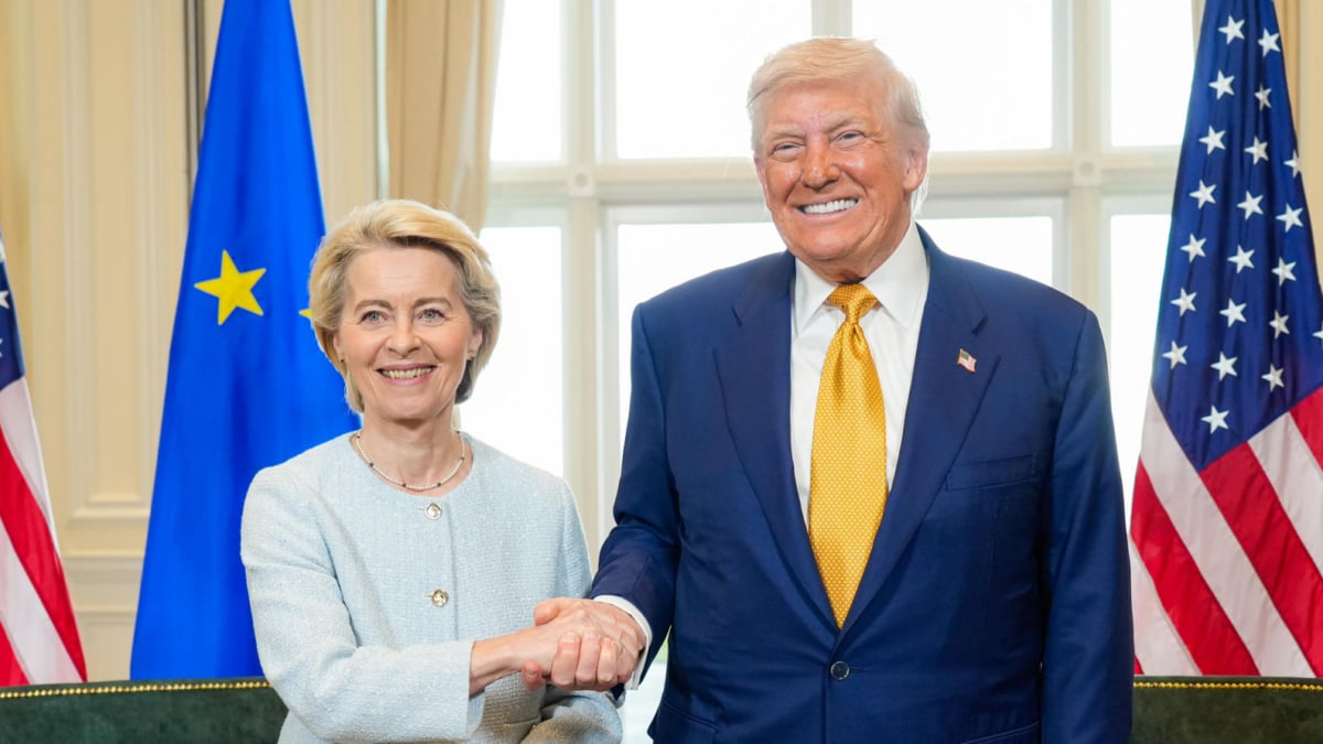 La presidenta de la Comisión Europea, Ursula von der Leyen (i), posando junto al presidente de Estados Unidos, Donald Trump, este domingo, en Turnberry (Reino Unido).
