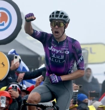 O'Connor se lleva la etapa reina en los Alpes y Pogačar ya [...]