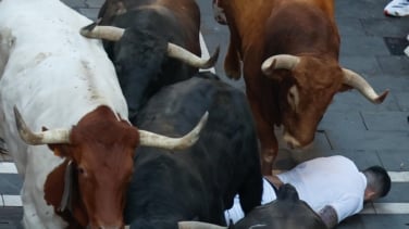Los toros de Jandilla protagonizan un veloz quinto encierro y dejan cinco corredores en el hospital