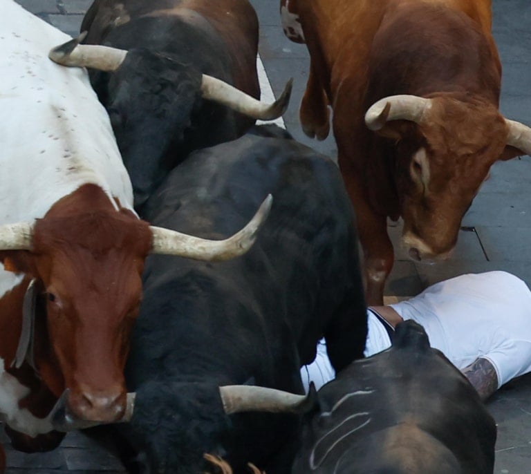 Los toros de Jandilla protagonizan un veloz quinto encierro y dejan cinco corredores en el hospital