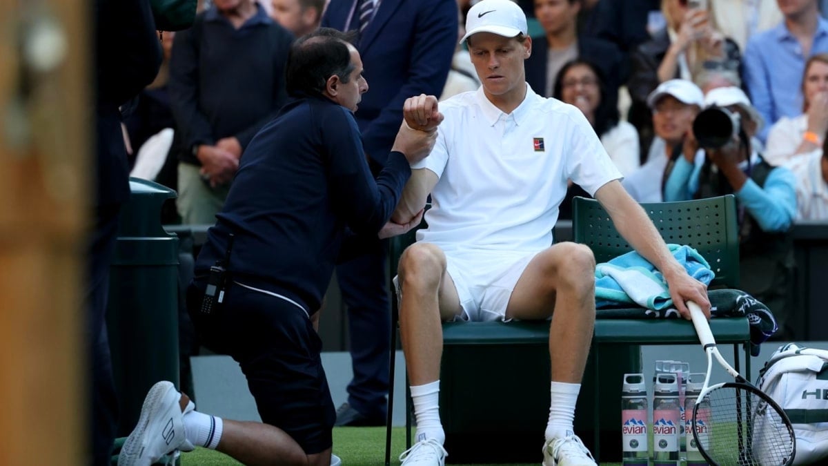 Jannik Sinner entrena con protección en el codo antes de cuartos en Wimbledon