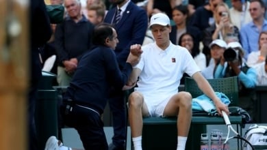 Jannik Sinner entrena con protección en el codo antes de cuartos en Wimbledon