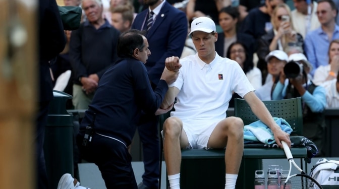 Jannik Sinner entrena con protección en el codo antes de cuartos en Wimbledon