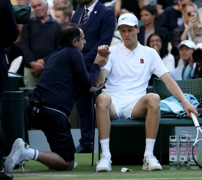 Jannik Sinner entrena con protección en el codo antes de cuartos en Wimbledon