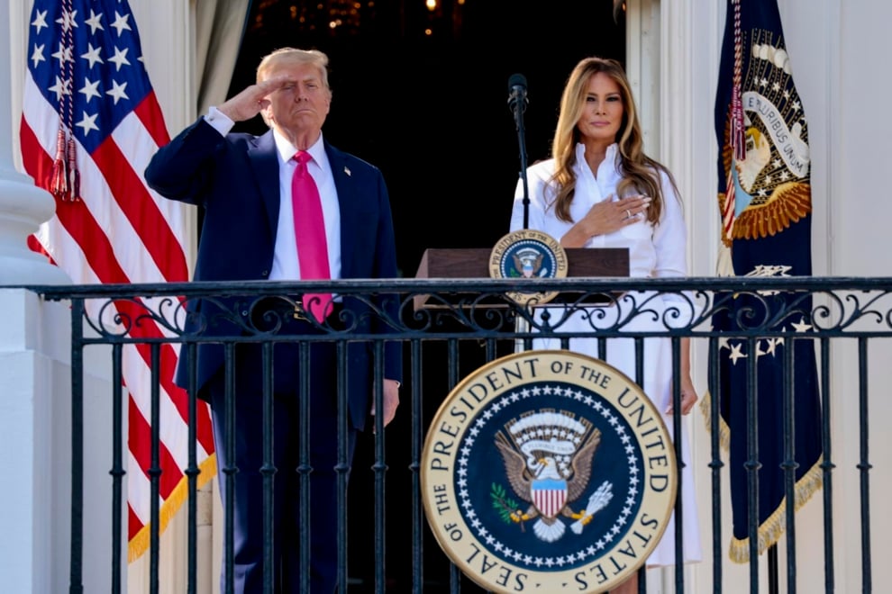 Donald J. Trump junto a su esposa Melania Trump saluda a la multitud en el Día de la Independencia.