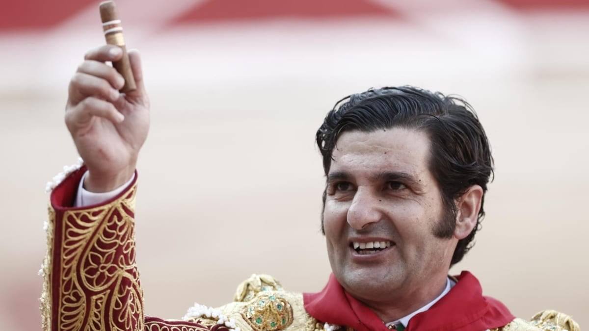 Morante saluda con habano tras cortar la segunda oreja que le abría la Puerta Grande de Pamplona.