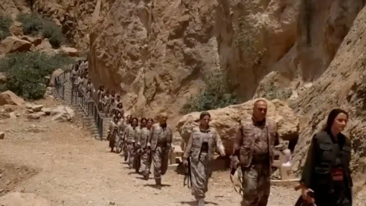La guerrilla kurda del PKK quema sus armas en el inicio de un desarme histórico