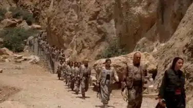 La guerrilla kurda del PKK quema sus armas en el inicio de un desarme histórico