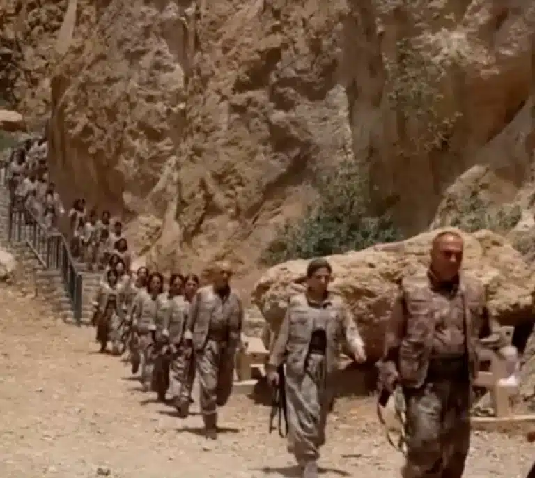 La guerrilla kurda del PKK quema sus armas en el inicio de un desarme histórico