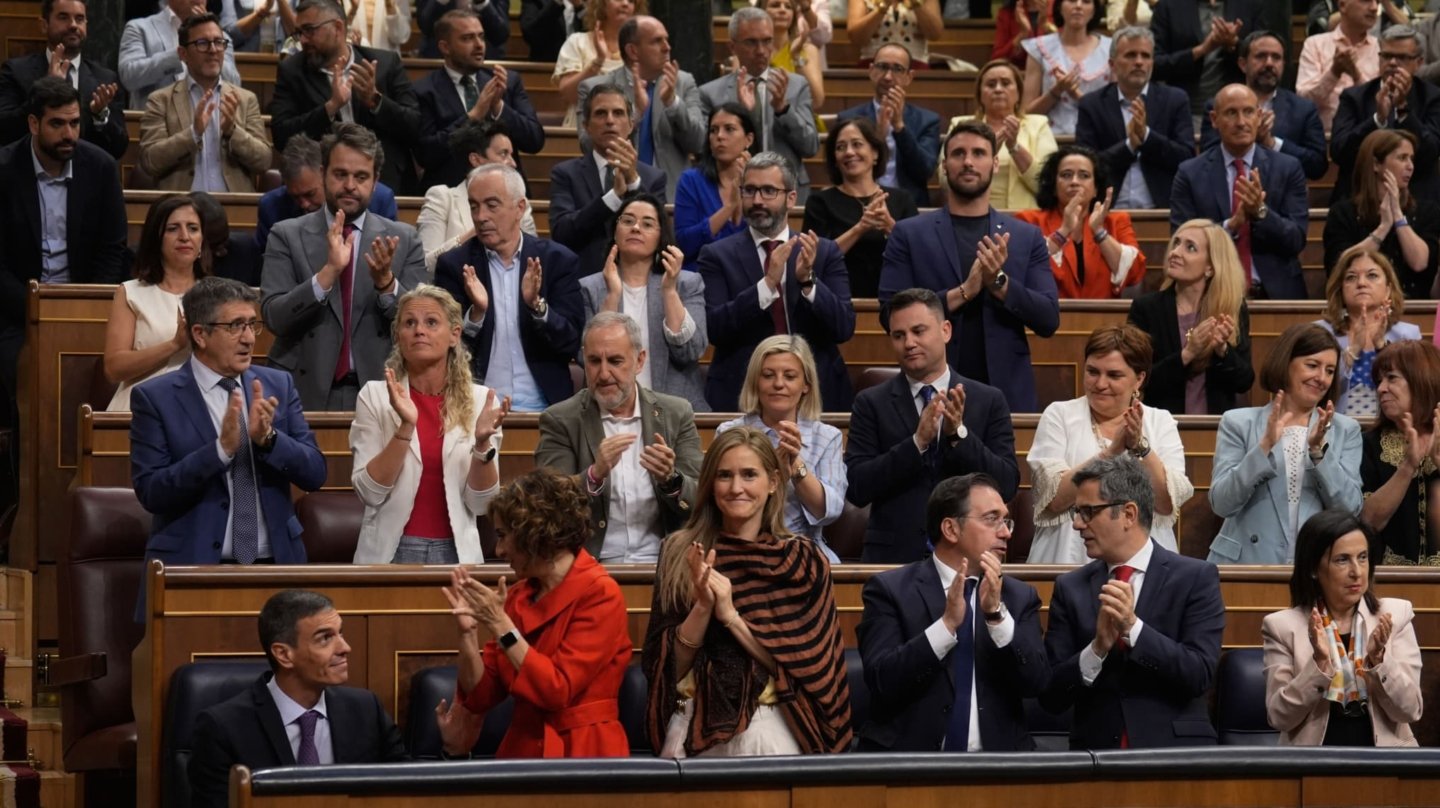 MADRID, 09/07/2025.- El presidente del Gobierno, Pedro Sánchez (abajo-i), es aplaudido durante el pleno extraordinario este miércoles, en el Congreso de los Diputados en Madrid. EFE/ Borja Sanchez-Trillo