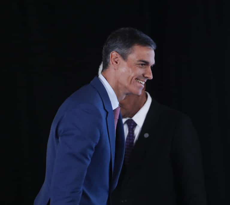 Sánchez promete seguir "sudando la camiseta" a pesar de los escándalos que le rodean