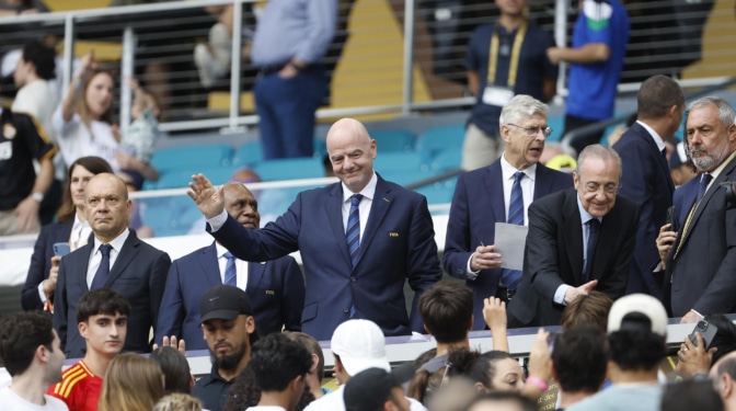 La FIFA expone trofeo del Mundial de Clubes en la Torre Trump de Nueva York