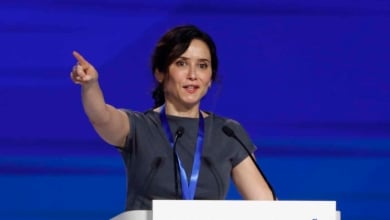 Ayuso cierra filas con Feijóo y pide al PSOE que "delinca más despacio que no nos da tiempo a asimilarlo todo"