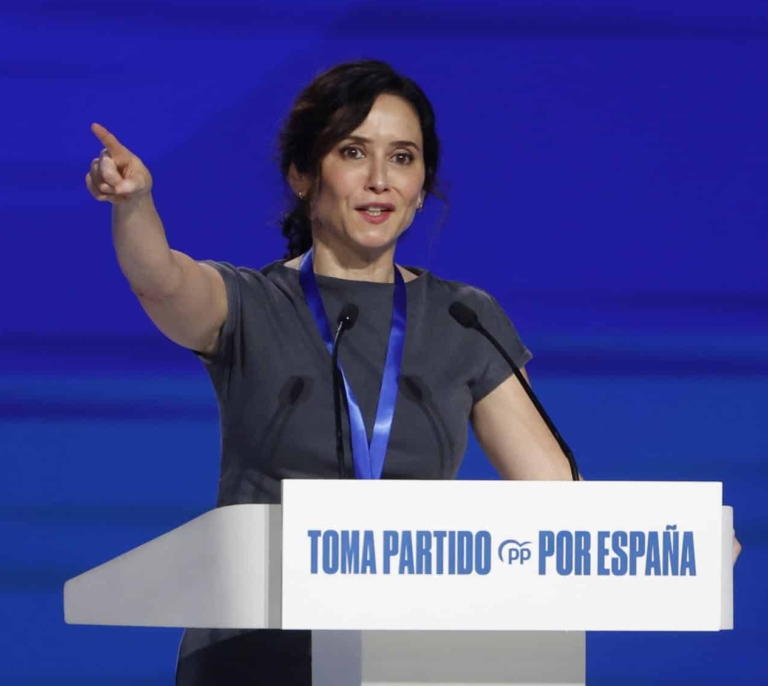 Ayuso cierra filas con Feijóo y pide al PSOE que "delinca más despacio que no nos da tiempo a asimilarlo todo"