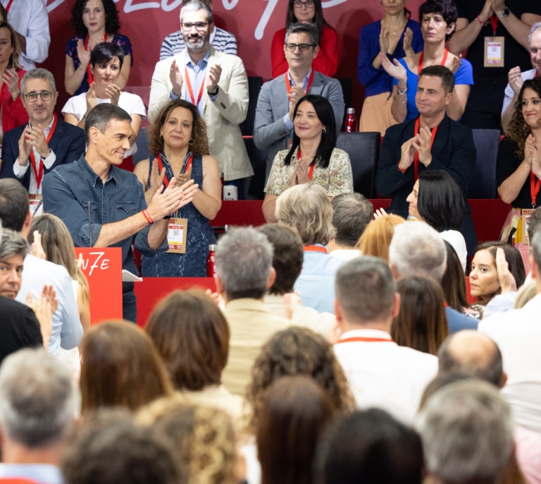 Sánchez refuerza los controles internos y se confiesa "tocado" pero con la "determinación intacta" para seguir adelante