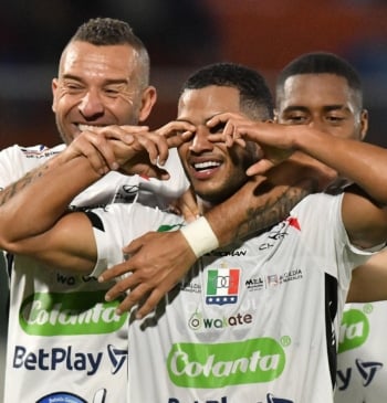 Once Caldas arrasa en Bolivia: goleó 3-0 y está cerca de octavos