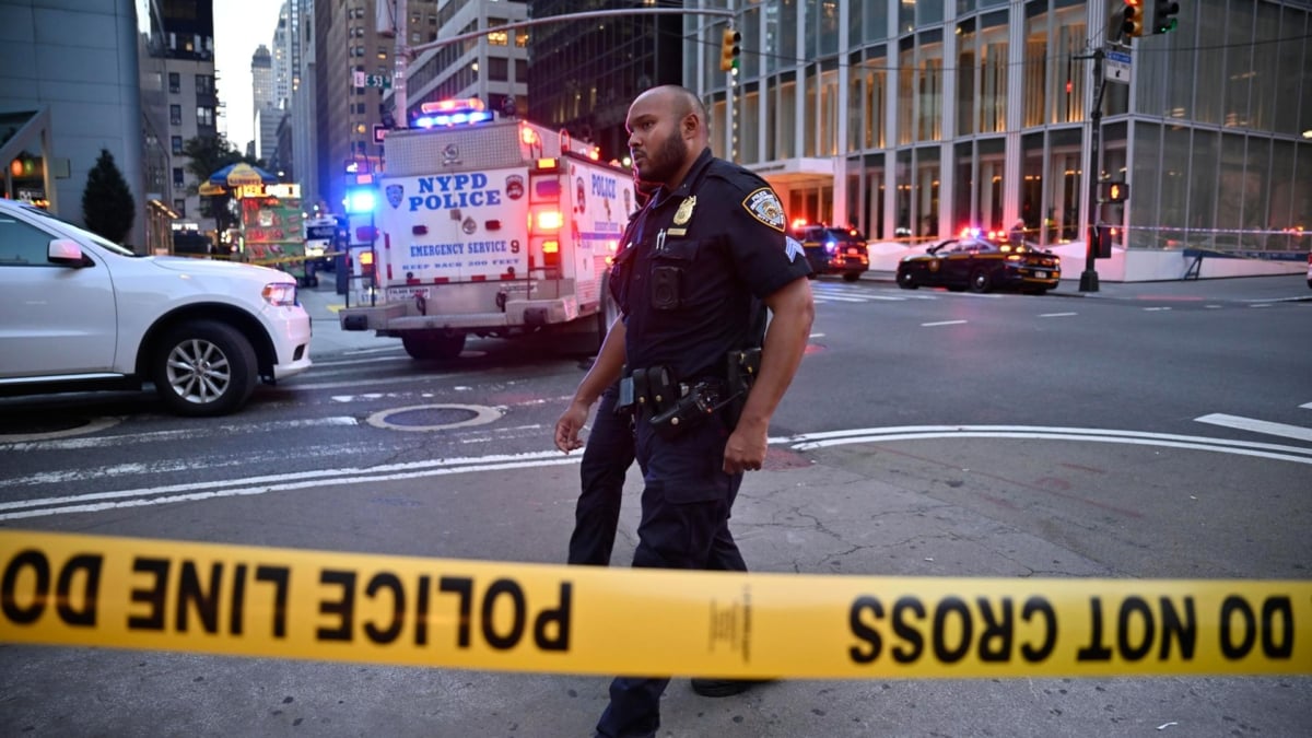 Agentes de policía de la ciudad de Nueva York responden a un incidente con un tirador activo en el centro de la ciudad este lunes, en Nueva York. EFE/ Lloyd Mitchell