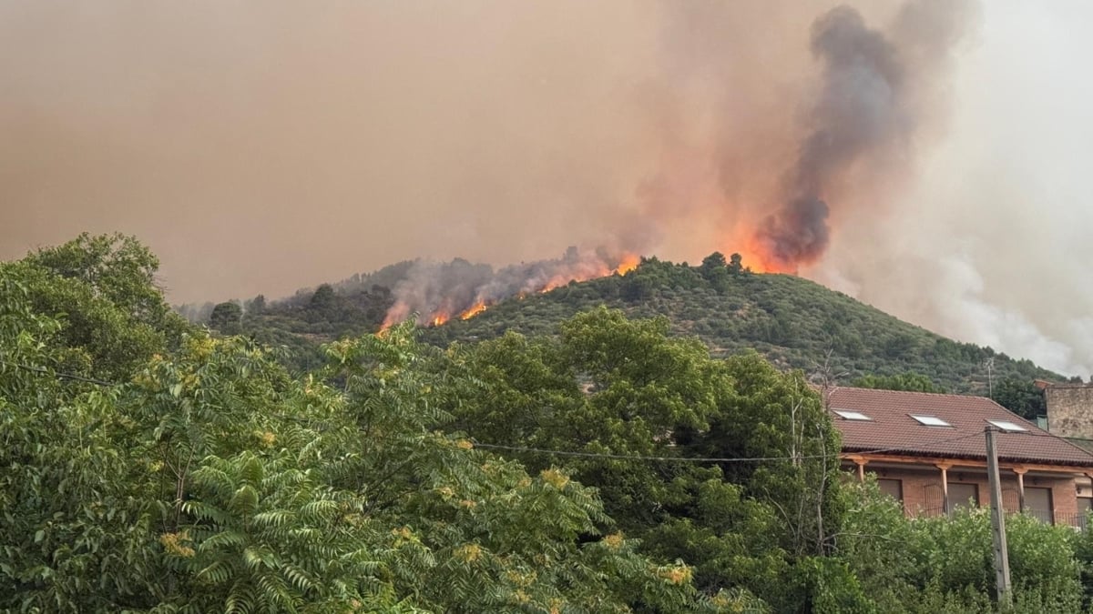Imagen del fuego en 'El Arenal', población ya confinada por el humo