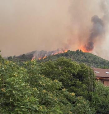 El avance del fuego hacia El Arenal (Ávila) obliga a confinar a [...]
