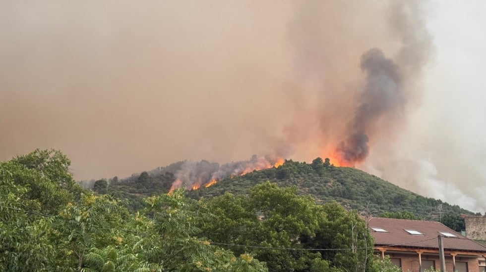El avance del fuego hacia El Arenal (Ávila) obliga a confinar a sus vecinos por el humo