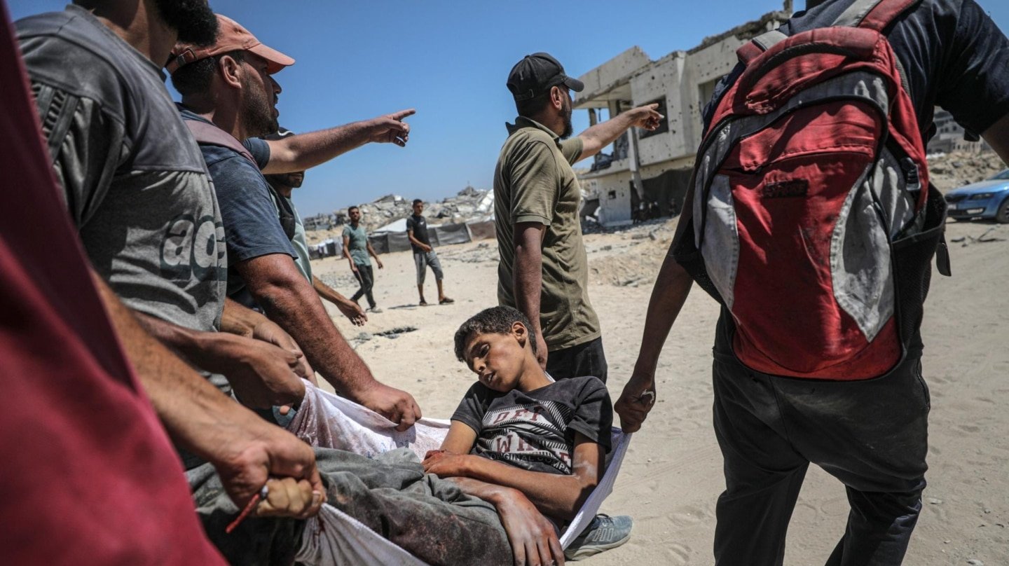 El poeta de la muerte en Gaza: “Intento que al menos sobrevivan las historias de los asesinados”