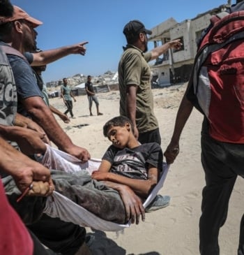 El poeta de la muerte en Gaza: “Intento que al menos sobrevivan [...]