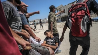 El poeta de la muerte en Gaza: “Intento que al menos sobrevivan las historias de los asesinados”