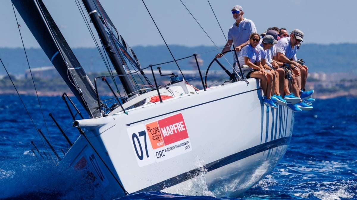 Felipe VI entrena a bordo del Aifos de la Armada antes de la Copa del Rey de vela